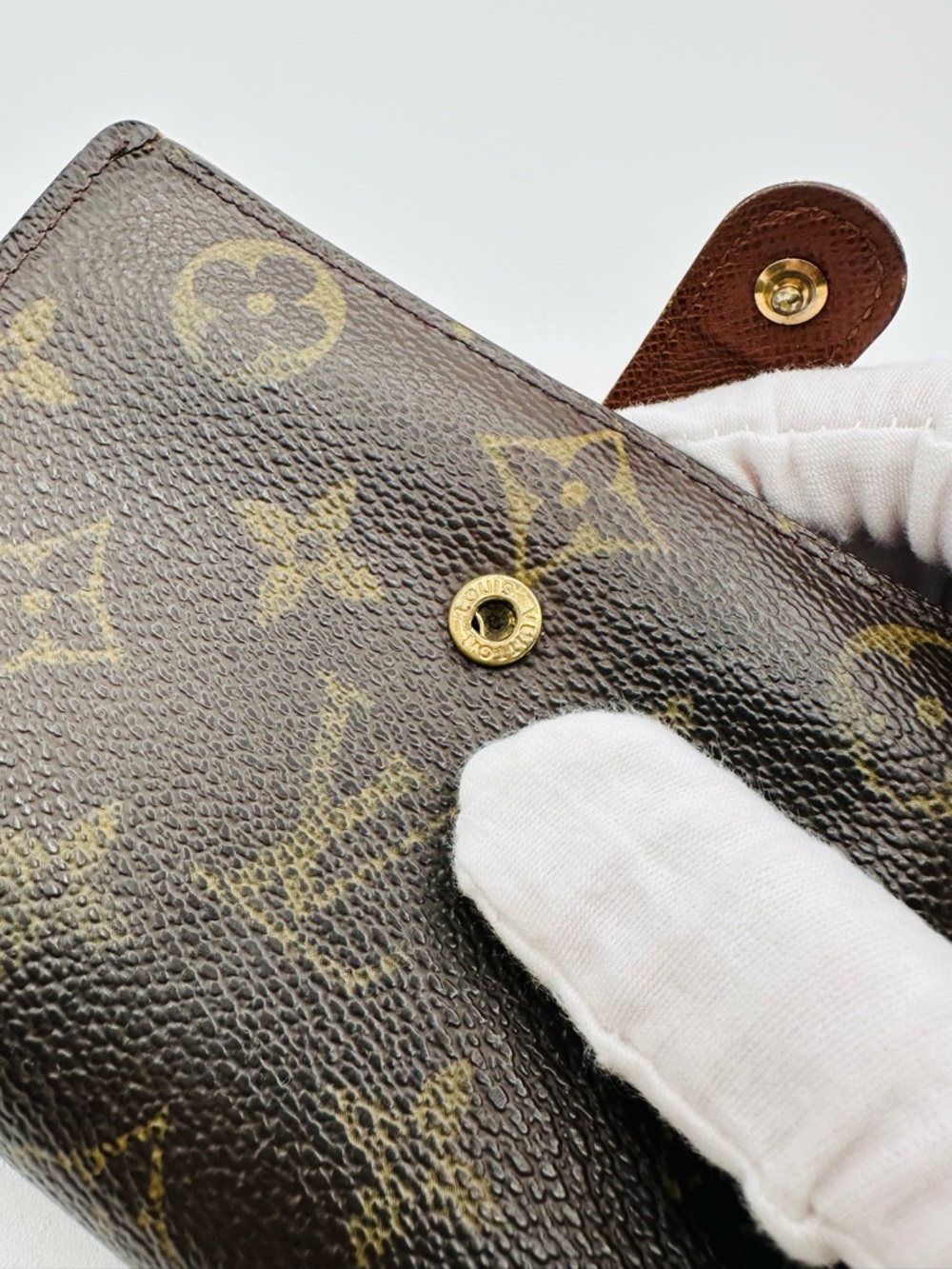 Louis Vuitton Kisslock Wallet - Picture 8 of 16